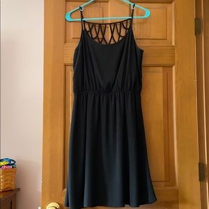 MEDIUM Black chiffon dress with criss-cross back